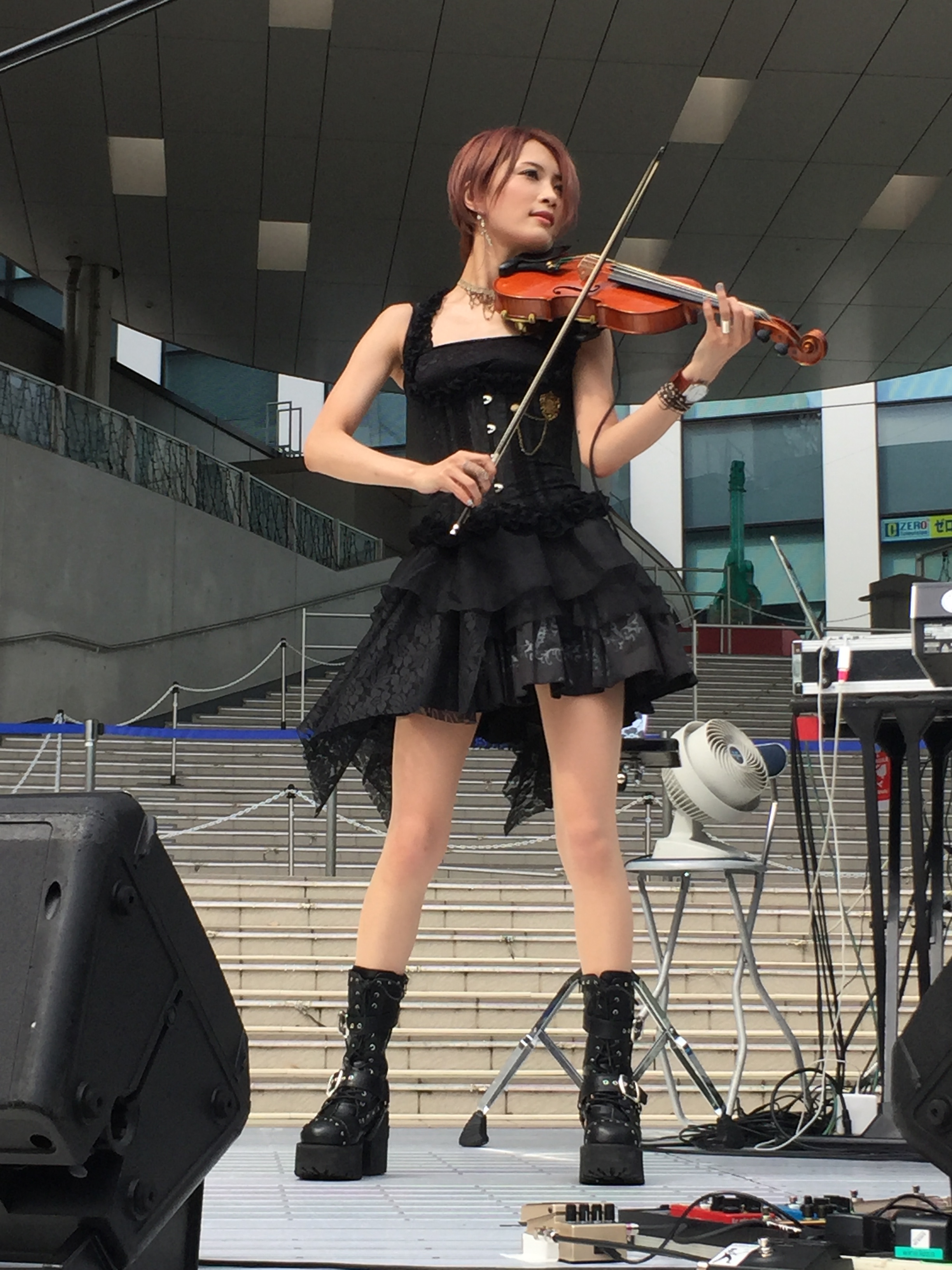 Sony Xperiaのcmで注目の美女 ヴァイオリニストayasa 暑さを吹き飛ばす演奏を披露 ダイバーシティ東京 プラザでリリースイベントを開催 ドリーミュージック